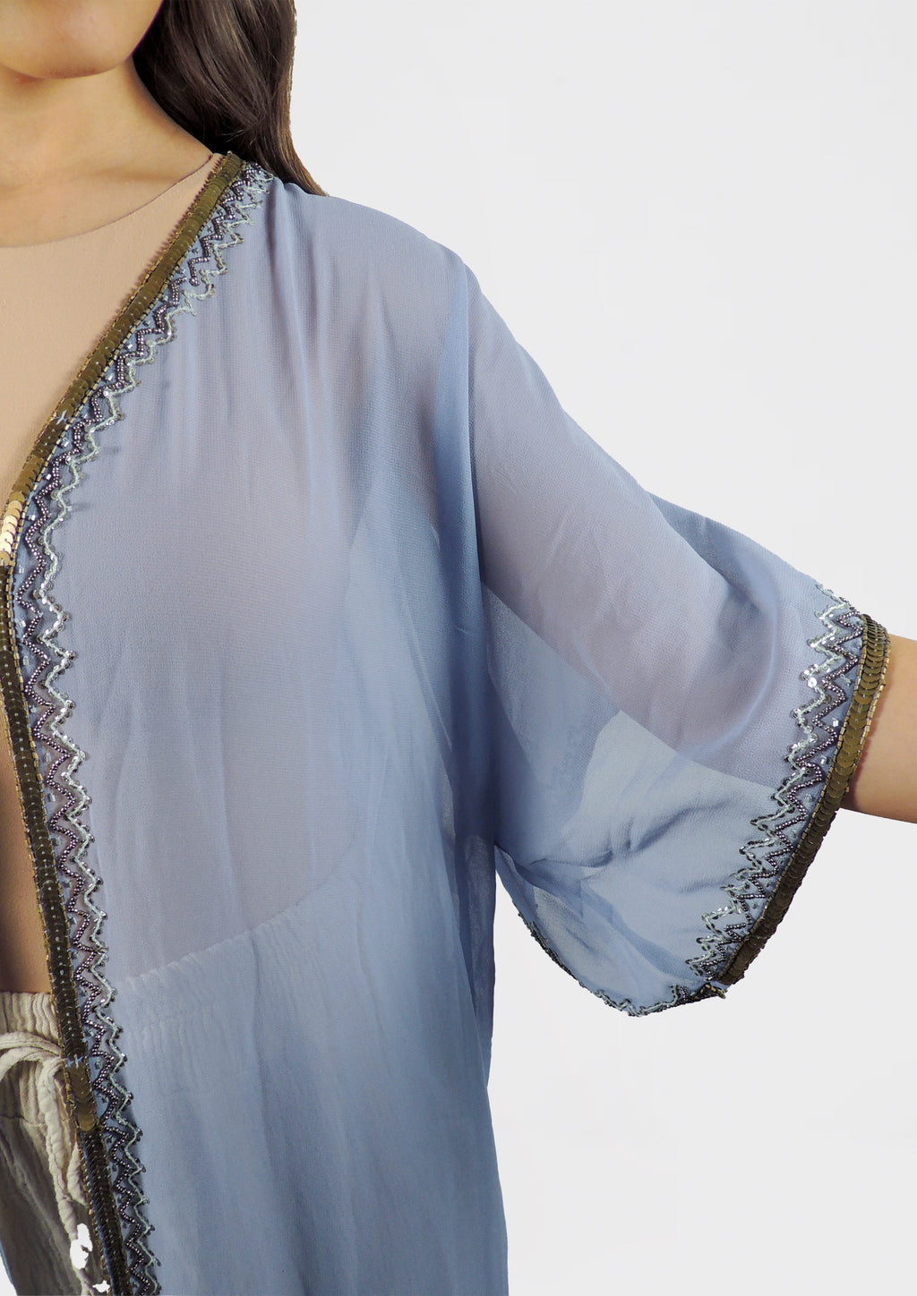 Kimono trasparente ricamato con rifiniture in perline