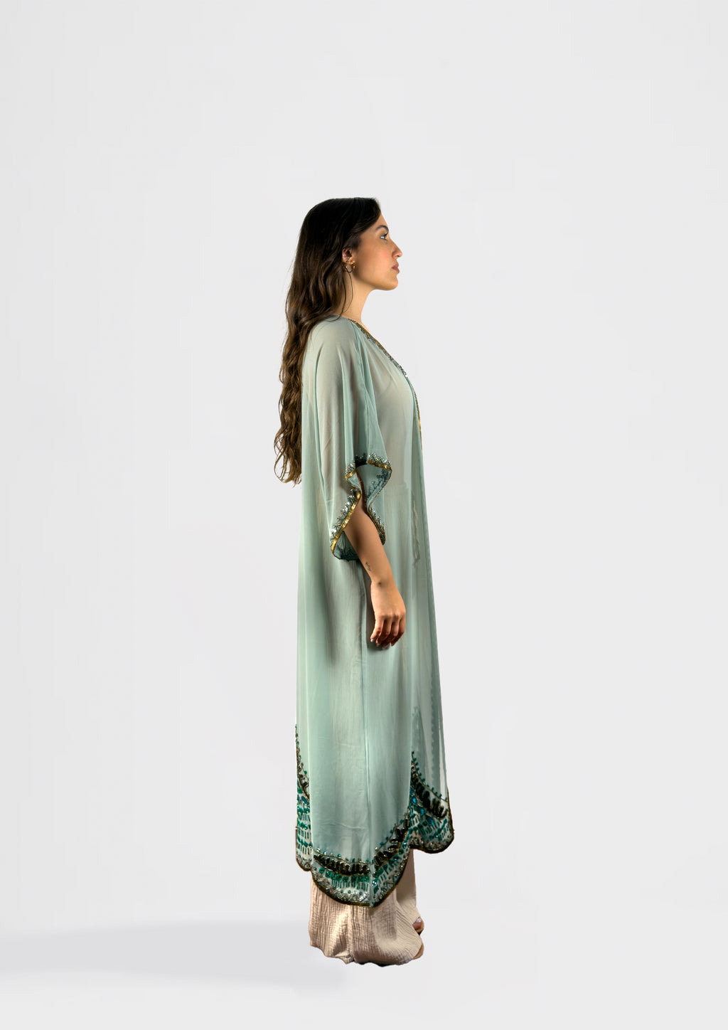 Kimono trasparente ricamato con rifiniture in perline