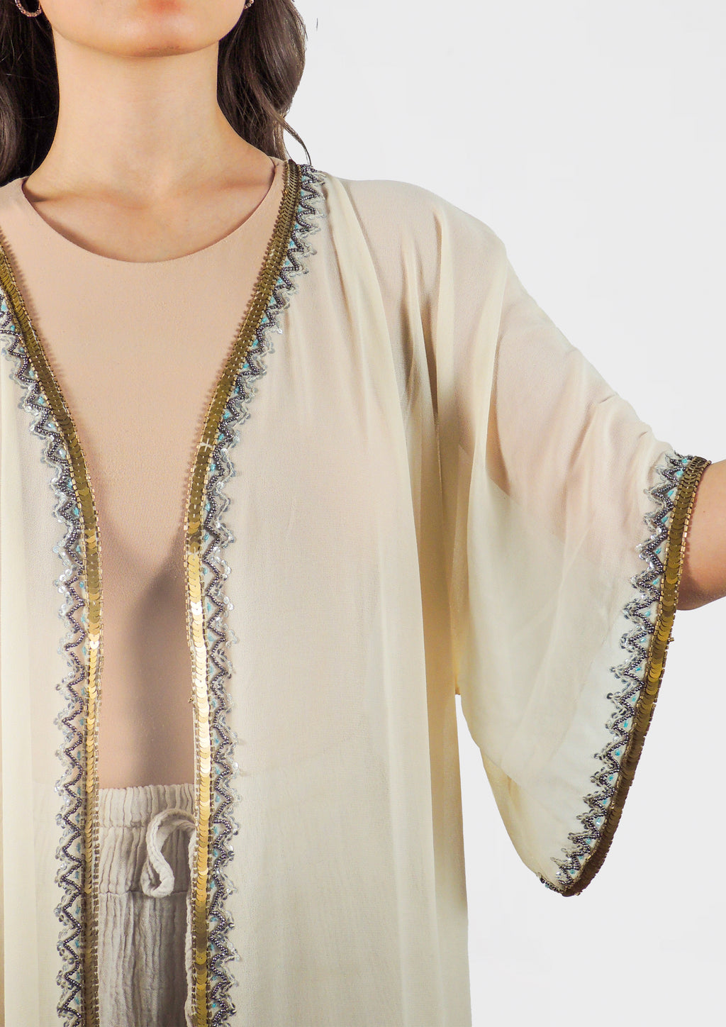 Kimono trasparente ricamato con rifiniture in perline
