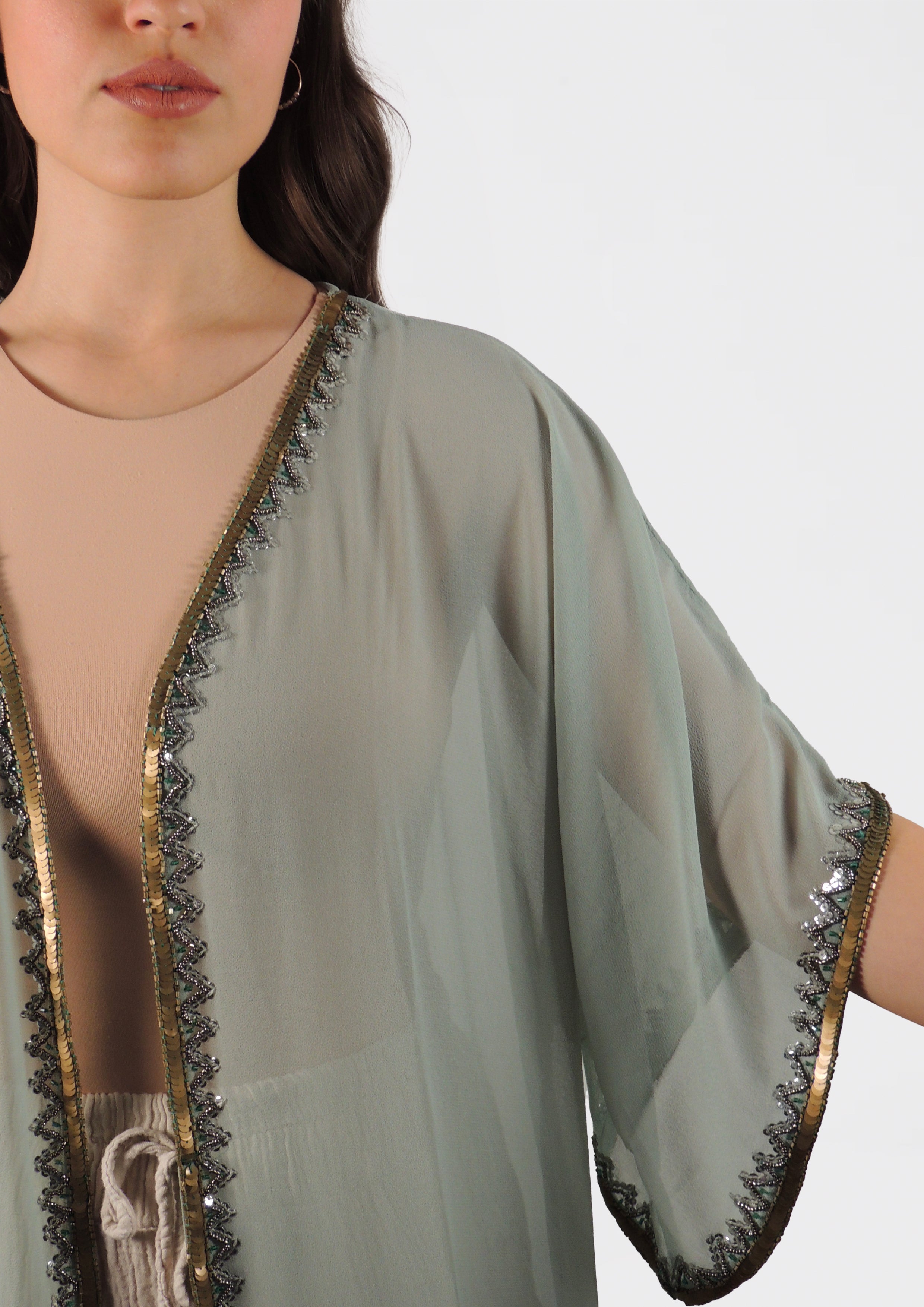 Kimono trasparente ricamato con rifiniture in perline