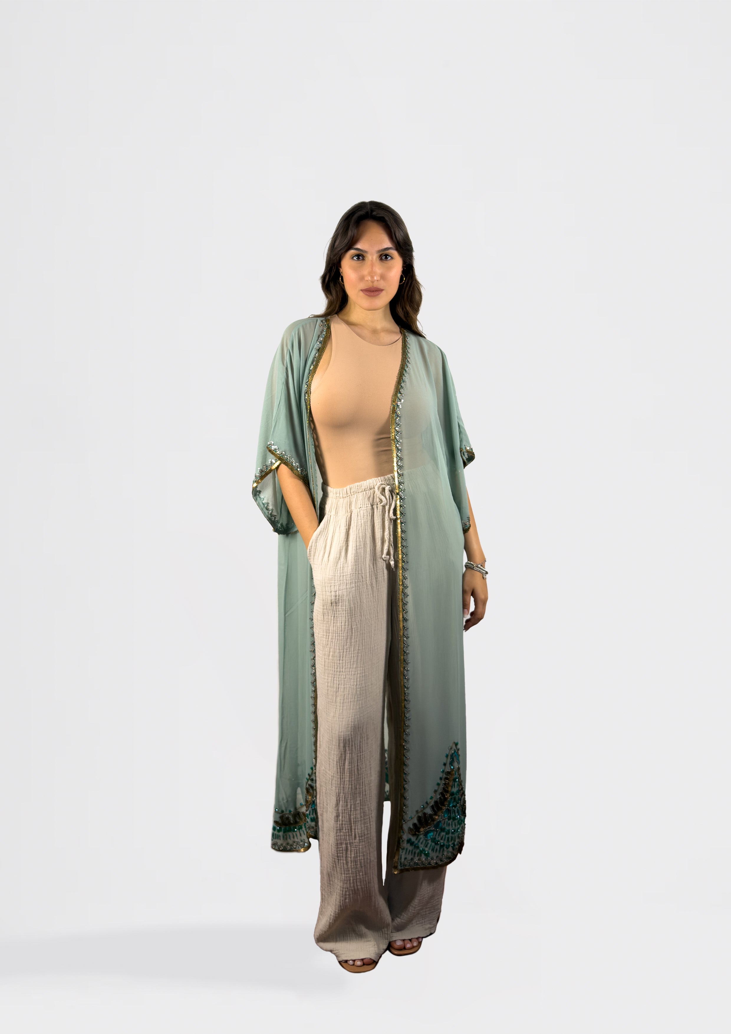Kimono trasparente ricamato con rifiniture in perline