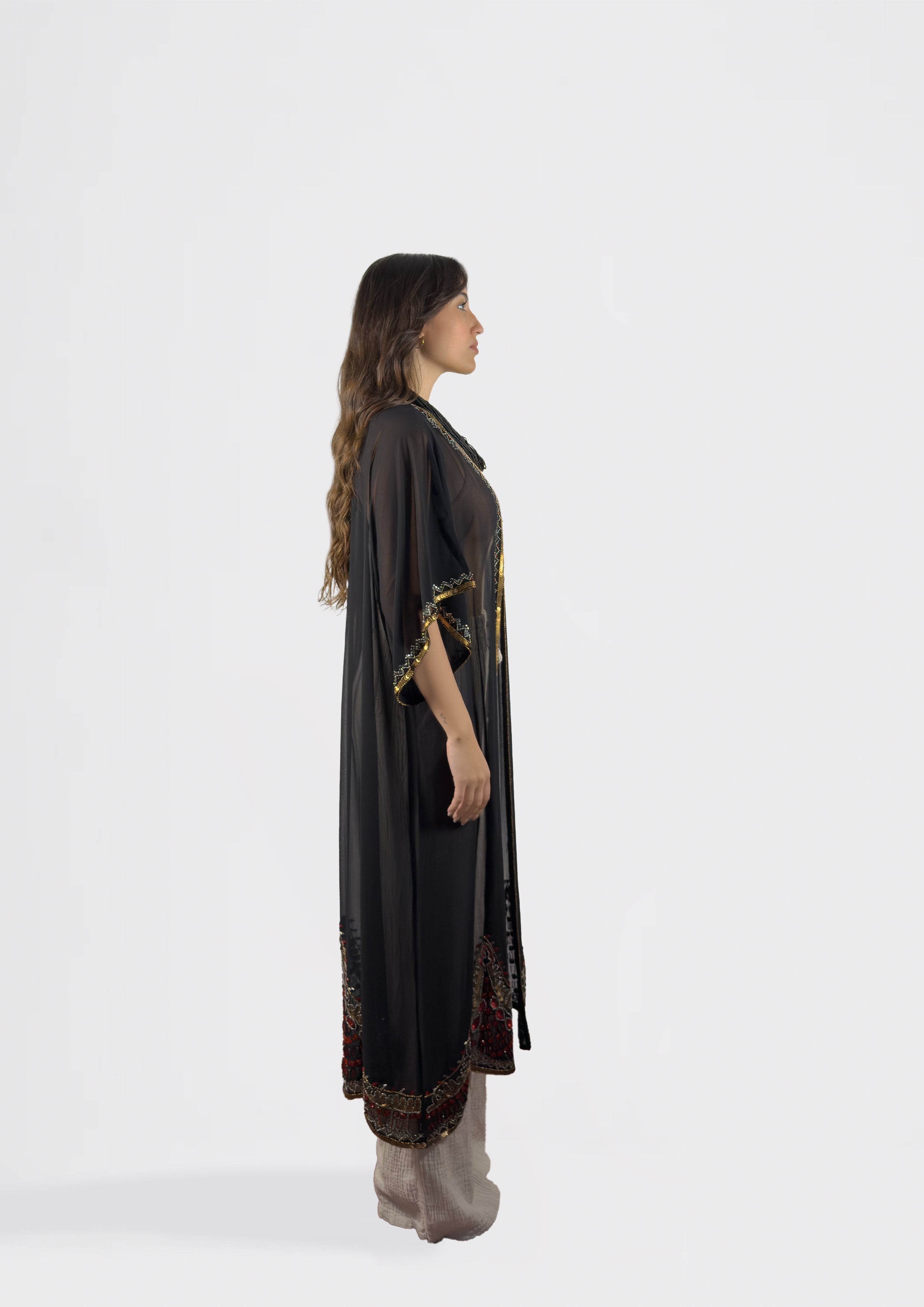 Kimono trasparente ricamato con rifiniture in perline